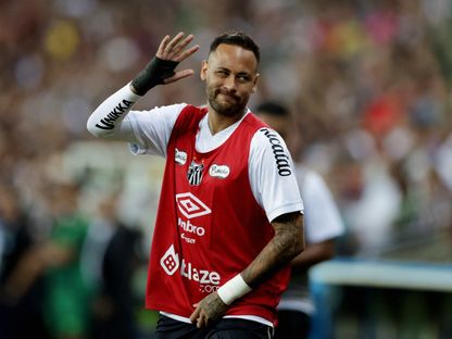نيمار لاعب سانتوس يقوم بعملية الإحماء قبل مواجهة فلومينينسي بالدوري البرازيلي - 13 أبريل 2025 - Reuters