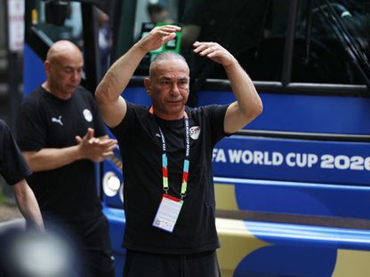 إبراهيم حسن مدير منتخب مصر وخلفه المدرب حسام حسن بعد الخسارة أمام الأرجنتين - 7 يوليو 2026 - Reuters