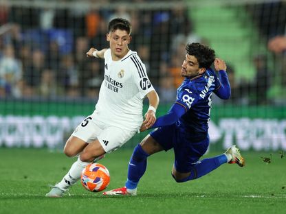 أردا غولر لاعب ريال مدريد يتخطى ماورو أرامباري لاعب خيتافي في الدوري الإسباني - 23 أبريل 2025 - Real Madrid FC