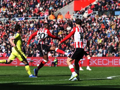 نوردي موكيلي لاعب سندرلاند يسدد كرة باتجاه مرمى توتنهام في الدوري الإنجليزي الممتاز - 12 أبريل 2026 - Reuters