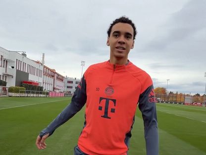 جمال موسيالافي تدريبات بايرن ميونيخ بعد التعافي من الإصابة - 23 أكتوبر 2025 - FCBayernEN/             x