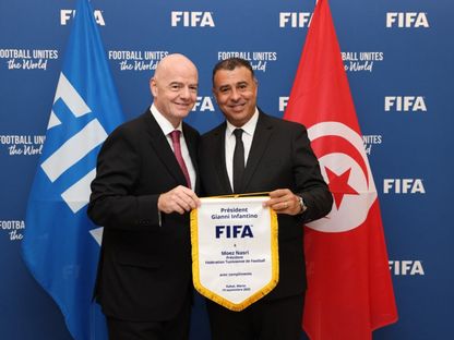 معز الناصري رئيس الاتحاد التونسي لكرة القدم مع جياني إنفانتينو رئيس الاتحاد الدولي خلال اجتماع بالرباط - 19 سبتمبر 2025 - FB/@Fédération Tunisienne de Football