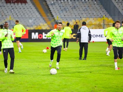 لاعبو المصري يقومون بعملية الإحماء قبل مواجهة سموحة في الدوري المصري - 5 مارس 2024 - X/@AlMasrySC