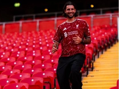 دومينيك سوبوسلاي لاعب ليفربول يحتفل بتجديد عقده - 17 يوليو 2026 - liverpoolfc.com