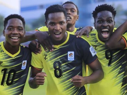احتفال لاعبين من أوغندا بتسجيل هدف في مرمى السنغال بكأس العالم تحت 17 عاماً - 15 نوفمبر 2025 - X/@OfficialFUFA