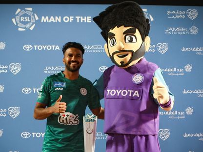 احتفال خالد الغنام نجم الاتفاق بجائزة أفضل لاعب في مباراة الخلود بدوري روشن السعودي - 24 أكتوبر 2026 - X/@SPL