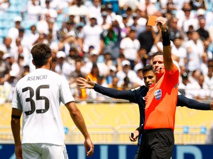راؤول أسينسيو مدافع ريال مدريد يتعرض للطرد أمام باتشوكا - 22 يونيو 2025 - Reuters