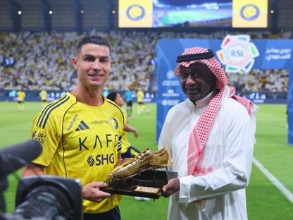 كريستيانو رونالدو نجم النصر يتسلّم من ماجد عبدالله جائزة هداف دوري روشن السعودي 2024-2025 - 14 سبتمبر 2025 - X/@AlNassrFC