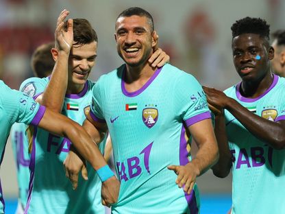 المصري رامي ربيعة يحتفل بهدفه في مباراة الشارقة والعين بالدوري الإماراتي - 6 مايو 2026 - X/alainfcae