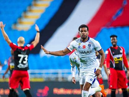 احتفال لاعب الهلال علي البليهي بتسجيله هدفاً في شباك نادي الرائد - الحساب الرسمي لنادي الهلال-تويتر