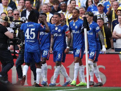 إنزو فرنانديز لاعب تشيلسي يحتفل مع زملائه بهدفه في مرمى ليدز يونايتد في كأس الاتحاد الإنجليزي - 26 أبريل 2026 - Reuters