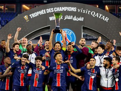 احتفال باريس سان جيرمان بالتتويج بكأس السوبر الفرنسية في قطر - 5 يناير 2025 - Reuters