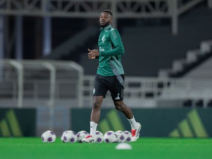 حسان تمبكتي مدافع منتخب السعودية في حصة تدريبية استعداداً لمواجهة الصين في تصفيات كأس العالم 2026 - 17 مارس 2025 - X/@SaudiNT