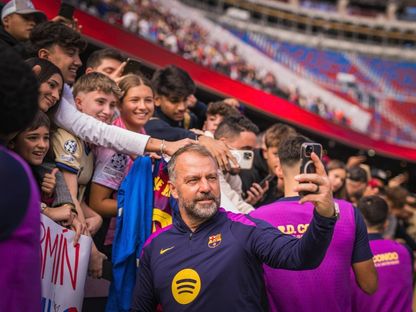 مدرب برشلونة هانزي فليك يلتقط صورة سيلفي مع مشجعين للنادي في ملعب "كامب نو" - 7 نوفمبر 2025 - @FCBarcelona