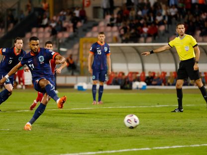 كودي غاكبو يسدد ركلة جزاء لمنتخب هولندا في مباراته ضد مالطا في تصفيات كأس العالم - 9 سبتمبر 2025 - REUTERS