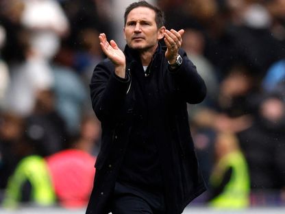 فرانك لامبارد مدرب كوفنتري سيتي يحيي جمهور الفريق بعد الفوز على وست بروميتش - 18 أبريل 2025 - Reuters