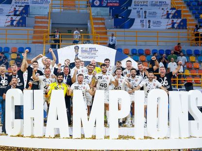 تتويج فيزبريم المجري بلقب بطولة العالم للأندية في القاهرة - 4 أكتوبر 2024 - FB/@Veszprém Handball Club