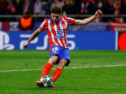 الأرجنتيني جوليان ألفاريز مهاجم أتلتيكو مدريد لحظة تنفيذه ركلة الجزاء المثيرة للجدل أمام ريال مدريد - 13 مارس 2025 - Reuters