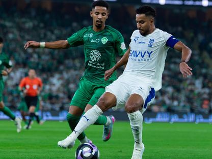 سالم الدوسري نجم الهلال يسيطر على الكرة خلال مواجهة الأهلي في الدوري السعودي - 19 سبتمبر 2025 - X/@Alhilal_FC