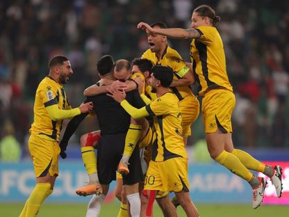 لاعبو العهد اللبناني يحتفلون بعد الفوز على الكهرباء العراقي والتأهل لنهائي الغرب في كأس الاتحاد الآسيوي - 20 فبراير 2024 - the-afc.com