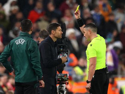 حكم مباراة ليفربول وريال مدريد يشهر بطاقة صفراء للمدرب تشابي ألونسو - 5 نوفمبر 2025 - REUTERS