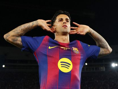 جواو كانسيلو يحتفل بهدفه في مباراة برشلونة وريال بيتيس بالدوري الإسباني - 17 مايو 2026 - Reuters