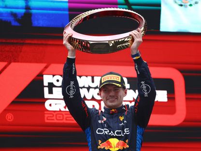 ماكس فرشتابن يحمل الكأس بعد فوزه بسباق جائزة الصين الكبرى على حلبة شنغهاي - 21 أبريل 2024 - Reuters