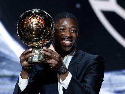 عثمان ديمبيلي لاعب باريس سان جيرمان يحتفل بفوزه بالكرة الذهبية - 22 سبتمبر 2025 - Reuters