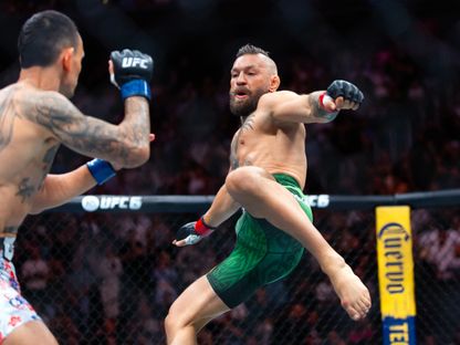 كونور مكريغور خلال مواجهة ماكس هولواي في حدث UFC 329 في لاس فيغاس - 11 يوليو 2026 - Reuters