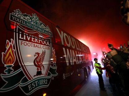 حافلة فريق ليفربول تصل إلى ملعب أنفيلد قبل مواجهة ريال مدريد في ذهاب ثمن نهائي دوري أبطال أوروبا - 21 فبراير 2023 - reuters