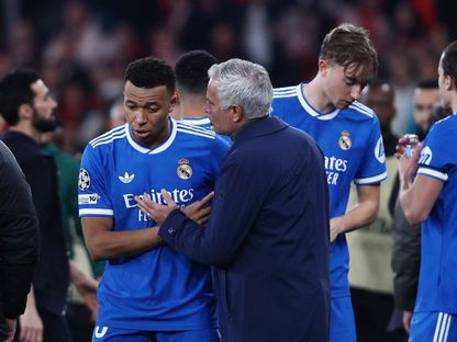 جوزيه مورينيو مدرب بنفيكا يتحدث إلى كيليان مبابي مهاجم ريال مدريد - 15 مايو 2026 - Reuters