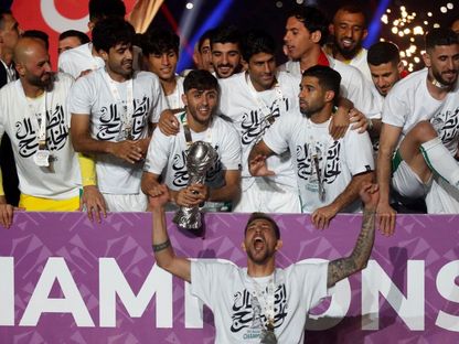 لاعبو منتخب العراق يحتفلون بلقب "خليجي 25" بعد فوزهم على منتخب عُمان في المباراة النهائية بالبصرة - 19 يناير 2023 - AFP