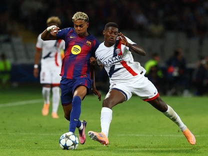 لامين يامال لاعب برشلونة في صراع على الكرة مع نونو مينديز مدافع باريس سان جيرمان في دوري أبطال أوروبا - 1 أكتوبر 2025 - Reuters