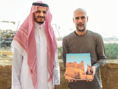 بيب غوارديولا مدرب مانشستر سيتي والأمير خالد بن محمد رئيس نادي الدرعية - 13 نوفمبر 2025 - x@diriyahclub