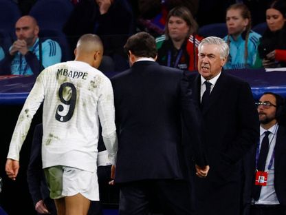 كيليان مبابي يغادر أرض الملعب بعد إصابته خلال مواجهة ريال مدريد وأرسنال في ربع نهائي دوري أبطال أوروبا - 16 إبريل 2025 - REUTERS