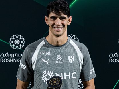 ياسين بونو يتسلم جائزة أفضل حارس في شهر أغسطس بالدوري السعودي - 4 سبتمبر 2026 - X/@Alhilal_FC