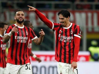 تياني رايندرز (إلى اليمين) لاعب ميلان يحتفل بهدفه في مرمى إنتر ميلان - 2 فبراير 2025 - Reuters