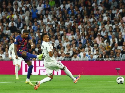 ماركوس راشفورد مهاجم برشلونة يسدد كرة أمام ميليتاو مدافع ريال مدريد - 26 أكتوبر 2025 - Reuters