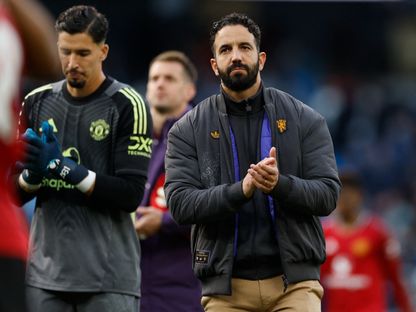 روبن أموريم مدرب مانشستر يونايتد يحيي الجماهير بعد خسارة الديربي ضد مانشستر سيتي - 14 سبتمبر 2025 - REUTERS