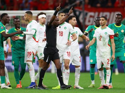 الحكم جون جاك ندالا يعلن عن ركلة جزاء للمغرب في نهائي كأس أمم إفريقيا ضد السنغال - 18 يناير 2026 - Reuters