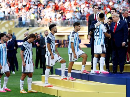 لاعبو الأرجنتين يتسلمون الميداليات الفضية من الرئيس الأميركي دونالد ترمب بنهائي كأس العالم - 19 يوليو 2026 - Reuters