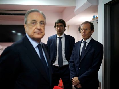 رئيس ريال مدريد فلورنتينو بيريز وأسطورة النادي راؤول غونزاليس ومدير العلاقات المؤسسية إيميليو بوتراغينيو خلال جنازة لاعب كرة القدم الإسباني  السابق رييس - 2 يونيو 2019 - REUTERS