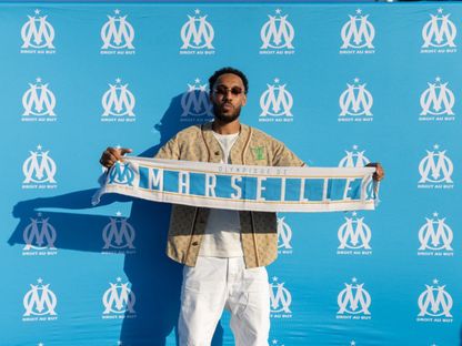 أوباميانغ يحمل وشاح أولمبيك مارسيليا بعد وصوله إلى فرنسا - 30 يوليو 2025 - صورة متداولة عبر "X"