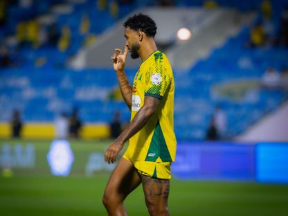 احتفال جوشوا كينغ مهاجم الخليج بتسجيل هدف في مرمى النجمة بالدوري السعودي - 28 أبريل 2026 - X/@SPL