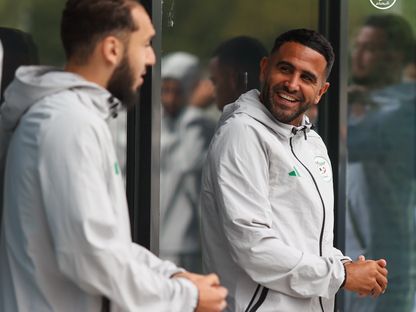 رياض محرز وأمين غويري خلال جولة للاعبي منتخب الجزائر بمدينة روتردام الهولندية - 3 يونيو 2026 - FB/Équipe d'Algérie de football