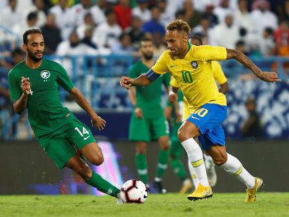 عبد الله عطيف لاعب السعودية يواجه نيمار نجم البرازيل خلال مباراة ودية - 12 أكتوبر 2018 - Reuters