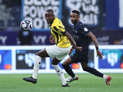 موسى ديابي ومتعب الحربي خلال مباراة بين الاتحاد والهلال بالدوري السعودي - 21 فبراير 2026 - REUTERS