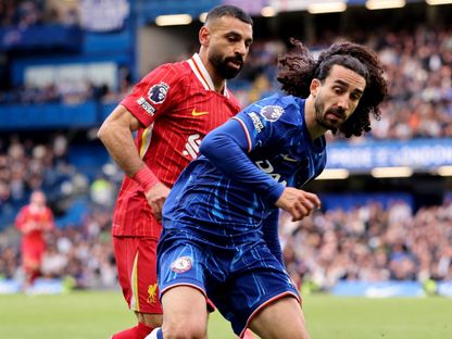 صراع على الكرة بين محمد صلاح ومارك كوكوريا في لقاء ليفربول وتشيلسي بالدوري الإنجليزي - 4 مايو 2025 - Reuters