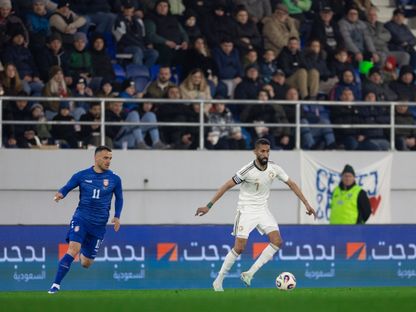 سلمان الفرج لاعب المنتخب السعودي يسيطر على الكرة في مباراة صربيا الودية - - X/@SaudiNT
