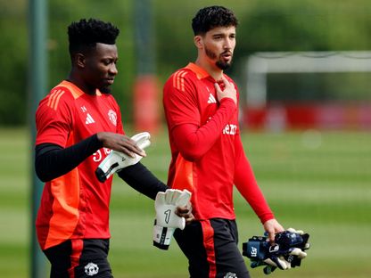 أندريه أونانا وألتاي بايندير حارسا مرمى مانشستر يونايتد خلال حصة تدريبية - 14 مايو 2025 - REUTERS